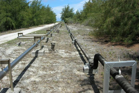 Fuel piping (left: titanium, right: Steel)